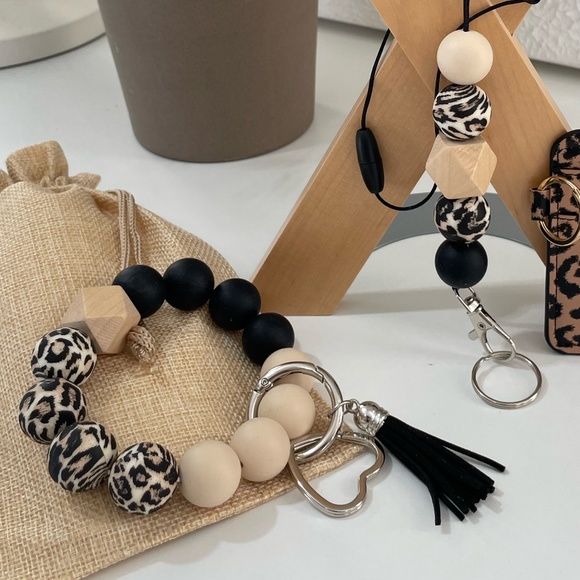 Bracelet Keychain Silicone Wood Beads/Lanyard Teacher Badge Holder Gift Set - Picture 2 of 7